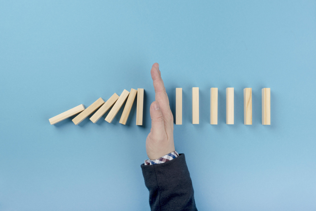 pause-wooden-blocks-falling.jpg pause-wooden-blocks-falling.jpg